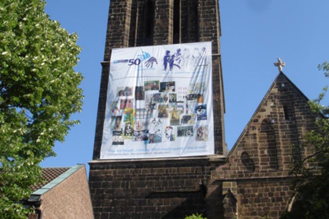 Frontlit Banner an Kirche